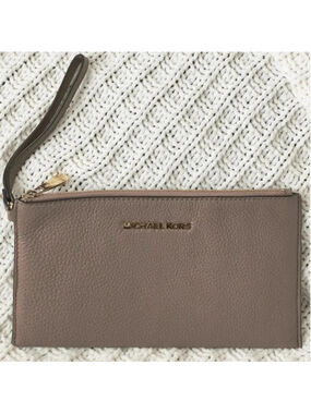 Micheal Kors Bedford Large Leather Zip Clutch Taupe Gold Hardware 100% Authentic